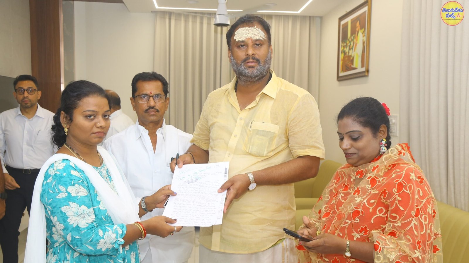 కండక్టర్‌పై చర్యలకు మంత్రి మండిపల్లి ఆదేశం