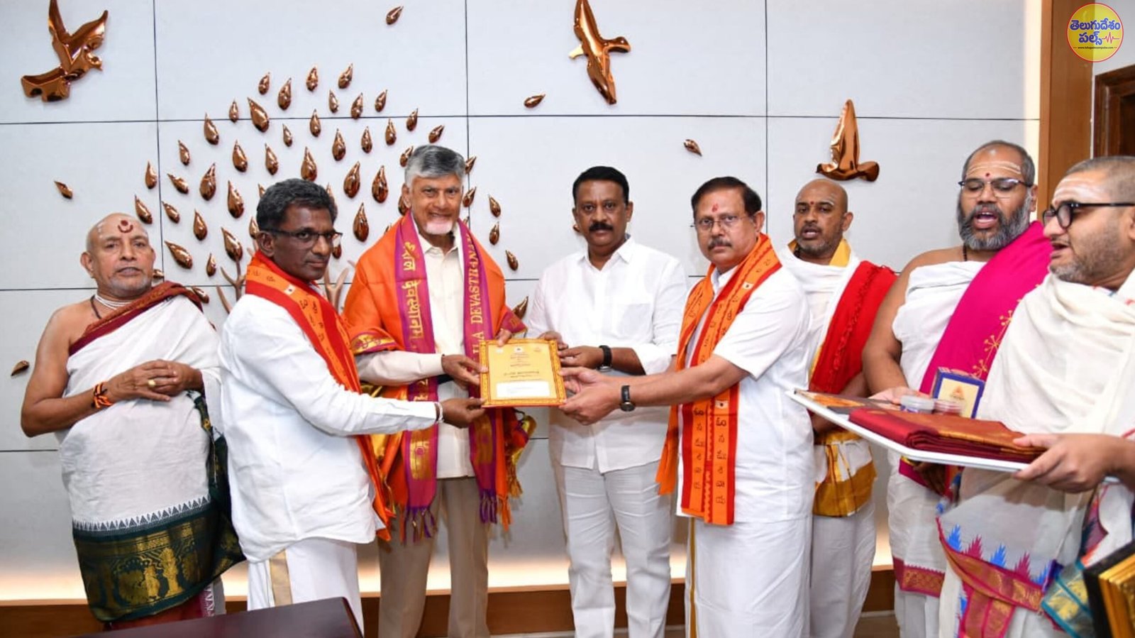 శ్రీశైలంలో దేవీ శరన్నవరాత్రి మహోత్సవాలకు సీఎం చంద్రబాబుకు ఆహ్వానం